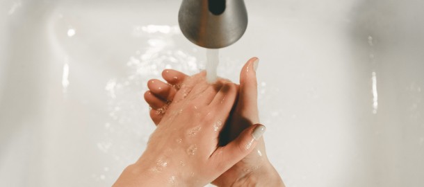 Handen wassen van bovenaf.jpg